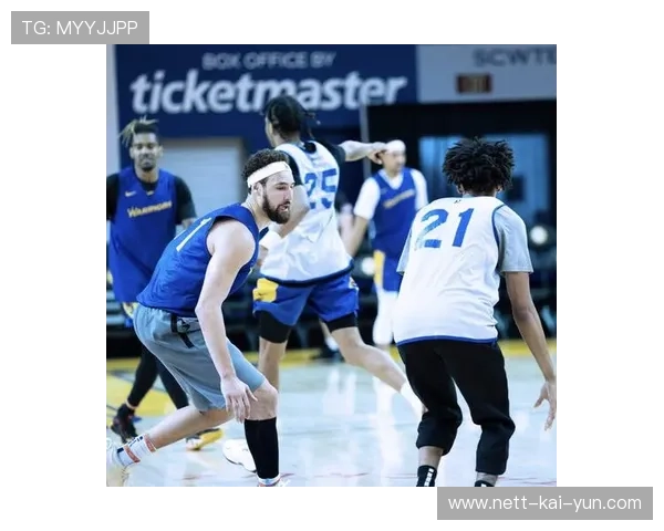 勇士灵活跑位撕开对方防线